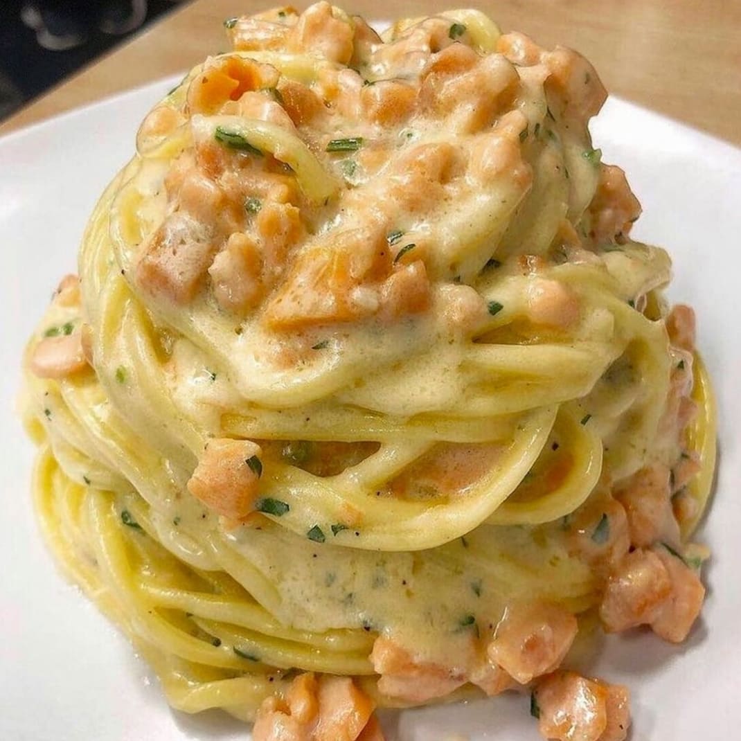 Spaghetti con crema di parmigiano e salmone: la ricetta - Scoutmenu 